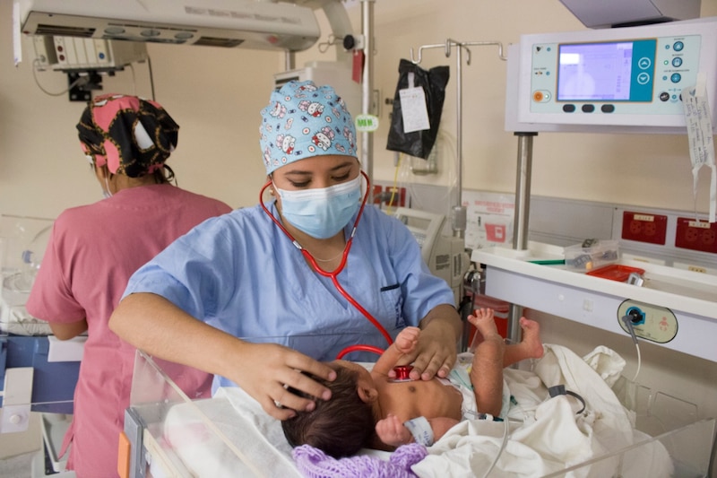 Doctora examinando a un bebé recién nacido