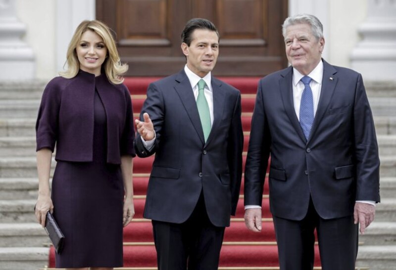 El presidente mexicano Enrique Peña Nieto, su esposa Angélica Rivera y el presidente alemán Joachim Gauck caminan por la alfombra roja.