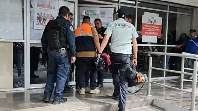 Paramédicos atienden a un hombre herido en la entrada de un hospital