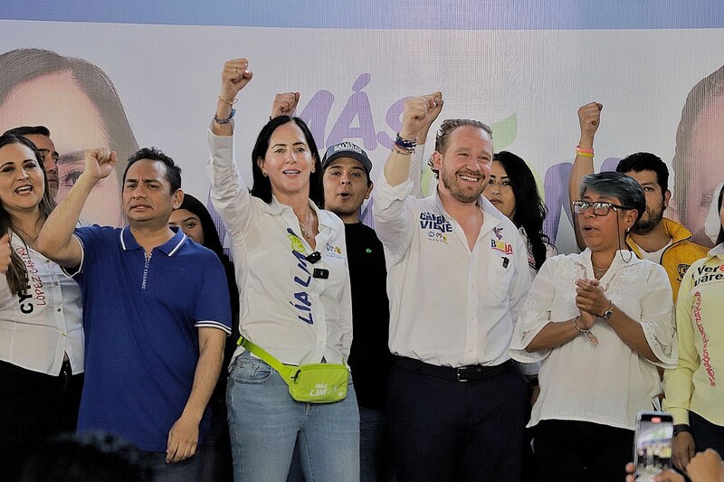 ¡Candidata a senadora levanta el puño en señal de victoria!