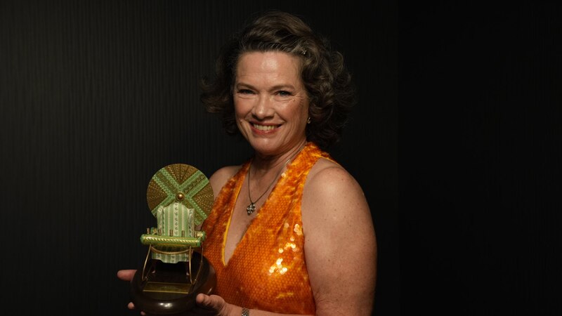 La actriz Jamie Lee Curtis sostiene un premio