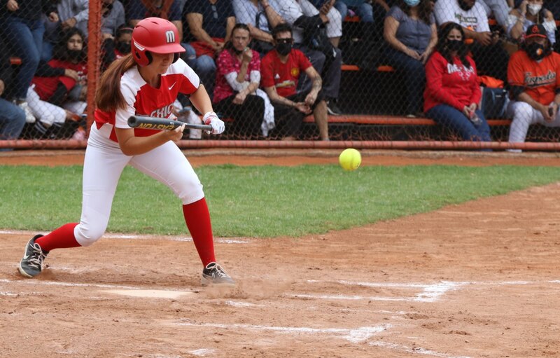 ¡Jugadora de softbol lista para batear!