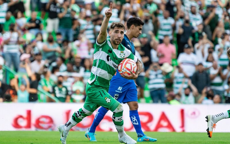 Jugador del Santos Laguna celebra un gol