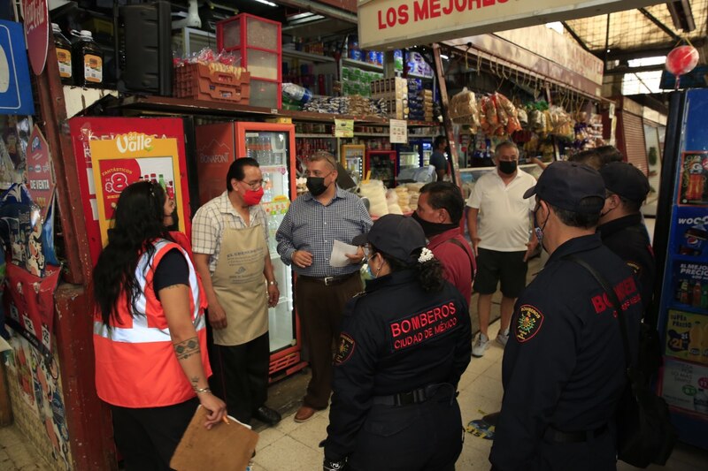 Bomberos revisan medidas de seguridad en un mercado de la Ciudad de México