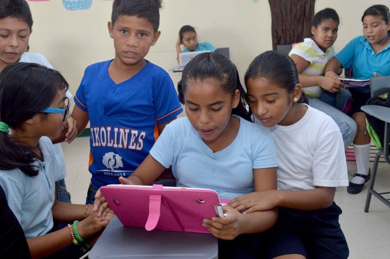 Niños usando una tablet en el aula