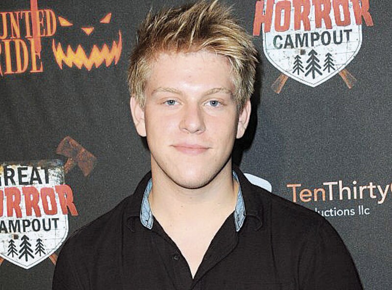 El cantante Cody Simpson en la alfombra roja de un evento de Halloween.