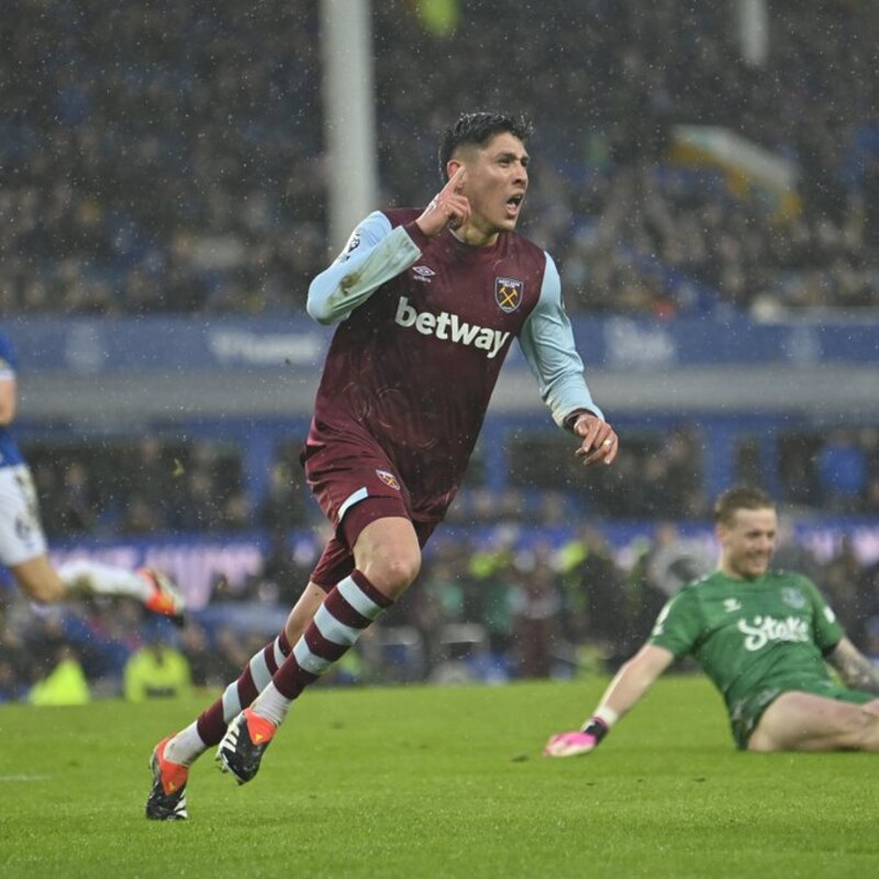 Javier "Chicharito" Hernández celebra su gol con el West Ham United