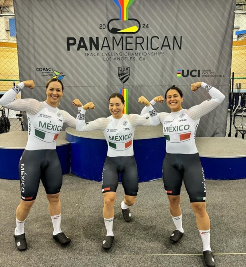 El equipo mexicano de ciclismo celebra su victoria en el Campeonato Panamericano de Ciclismo de Pista 2023.