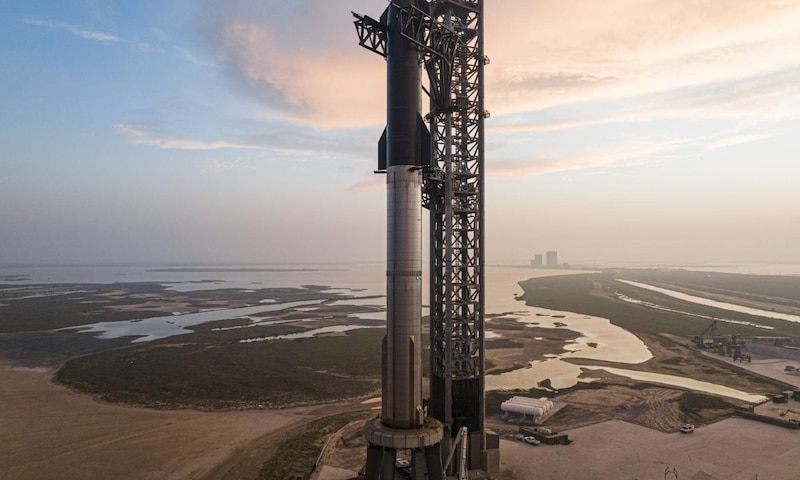 Cohete SpaceX Falcon 9 en la plataforma de lanzamiento 39A en el Centro Espacial Kennedy en Florida