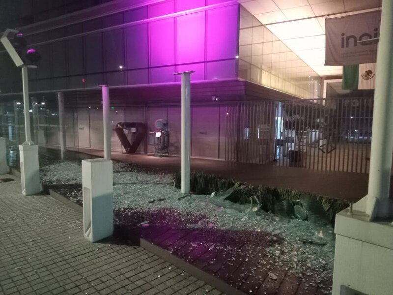 Rotura de cristales en el INAI