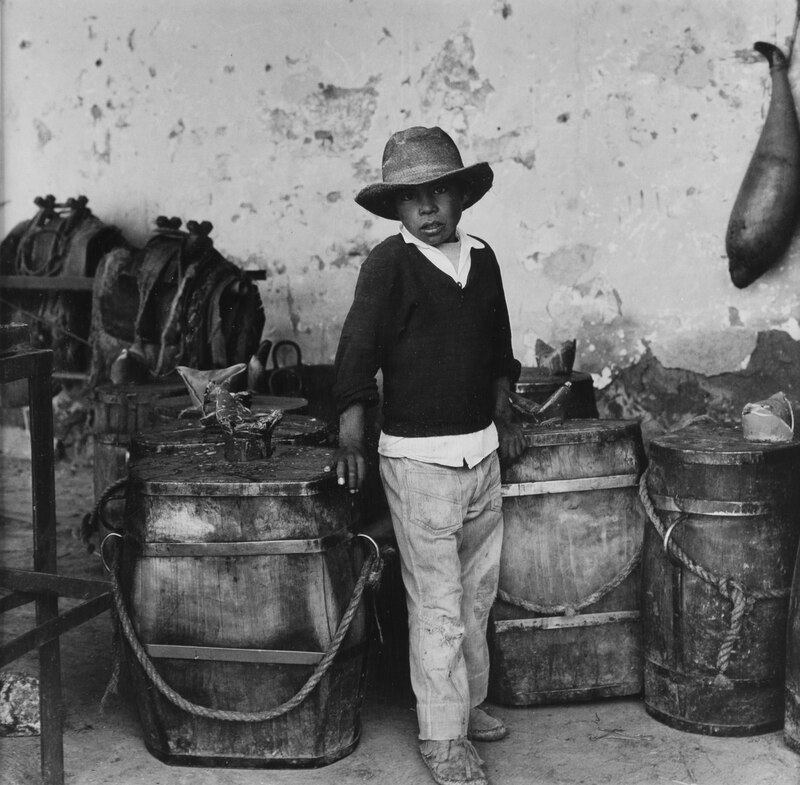 Niño trabajador en una fábrica