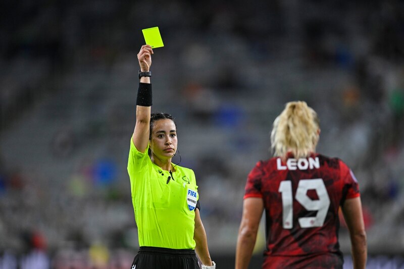 Árbitra muestra tarjeta amarilla a jugadora