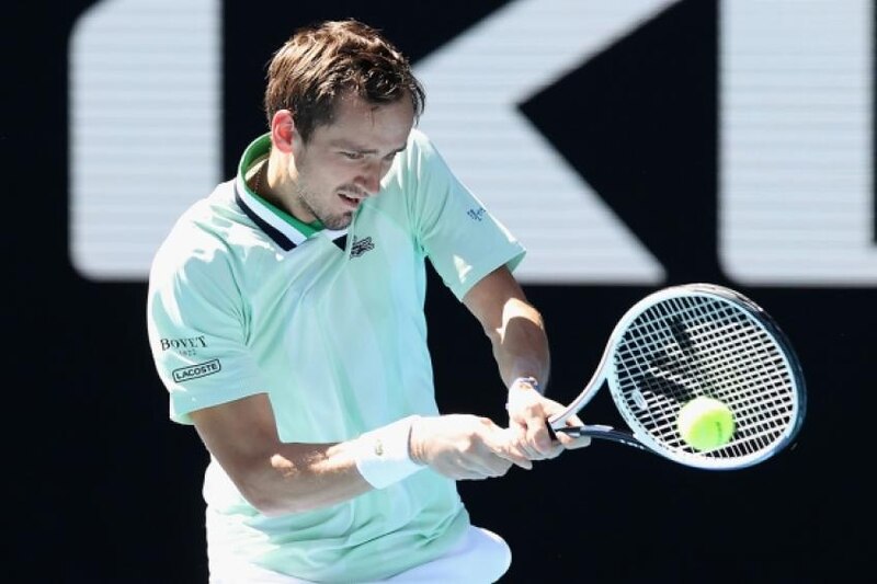 El tenista Daniil Medvedev devuelve una bola durante su partido de tenis.