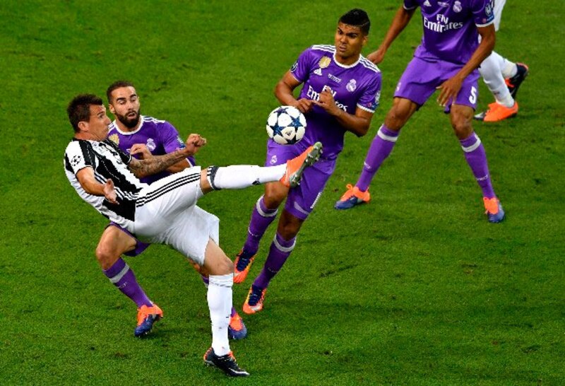 Cristiano Ronaldo anota un gol para el Real Madrid