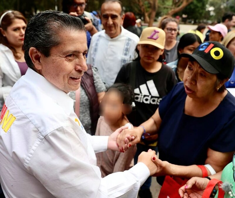 El candidato presidencial Andrés Manuel López Obrador saluda a una mujer y a su hijo durante un mitin en la Ciudad de México.