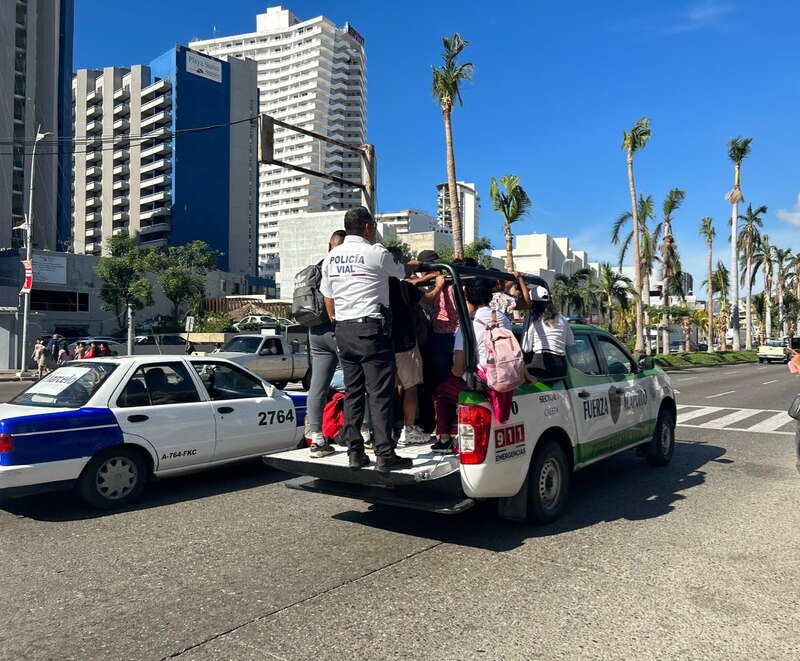 Policías arriba de una camioneta