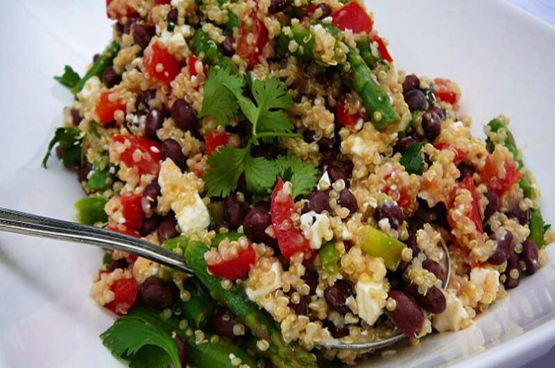 Ensalada de quinoa, frijoles negros y espárragos