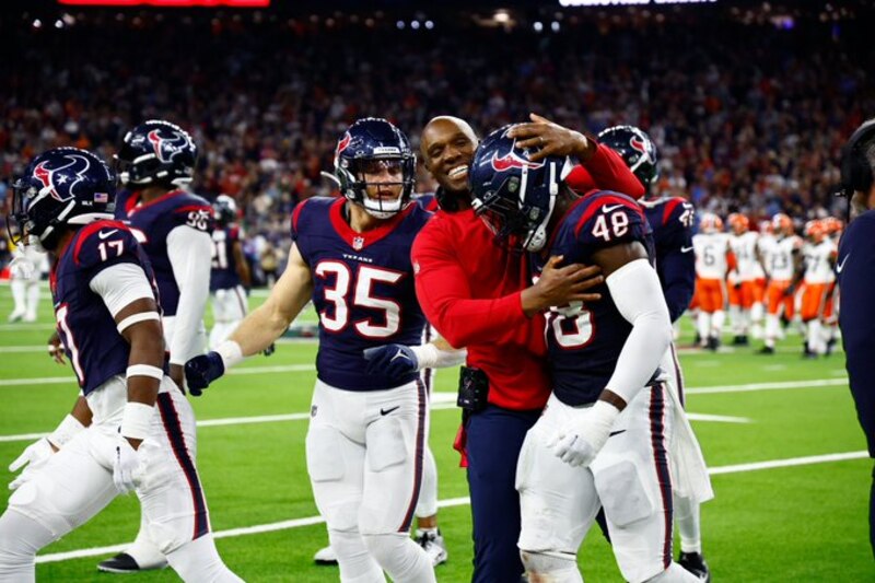 Jugadores de los Houston Texans celebrando con el entrenador en jefe David Culley después de ganar el partido contra los Cincinnati Bengals.