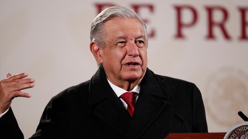 El presidente Andrés Manuel López Obrador habla durante una conferencia de prensa en Palacio Nacional.