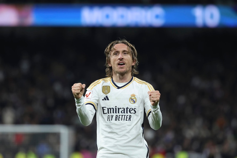 Fotografía de archivo fechada el 17 de diciembre de 2023 que muestra al centrocampista croata del Real Madrid, Luka Modric mientras celebra con sus compañeros el gol marcado al Villarreal durante el partido de la jornada 17 de Liga en Primera División que Real Madrid y Villarreal CF, en el estadio Santiago Bernabéu. El croata Luka Modric, capitán del Real Madrid, no continuará en el conjunto blanco después del Mundial de Clubes, según anunció este jueves, por lo que, además, este sábado frente a la Real Sociedad (16.15 horas) será su último partido en el Santiago Bernabéu.