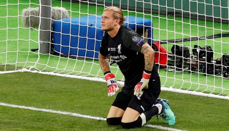 El portero del Liverpool, Loris Karius, se lamenta tras la derrota en la final de la Liga de Campeones