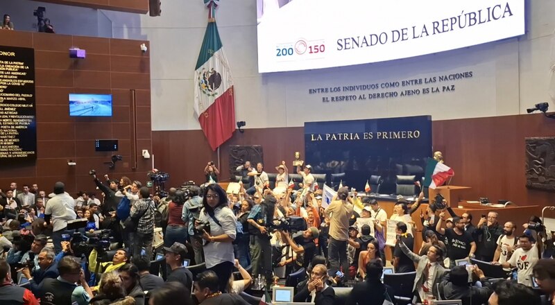 Senadores mexicanos protestan contra la violencia en el país