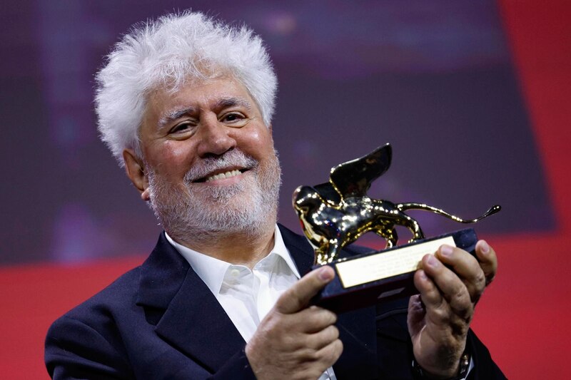 El director de cine Pedro Almodóvar recibe el León de Oro en el Festival de Cine de Venecia