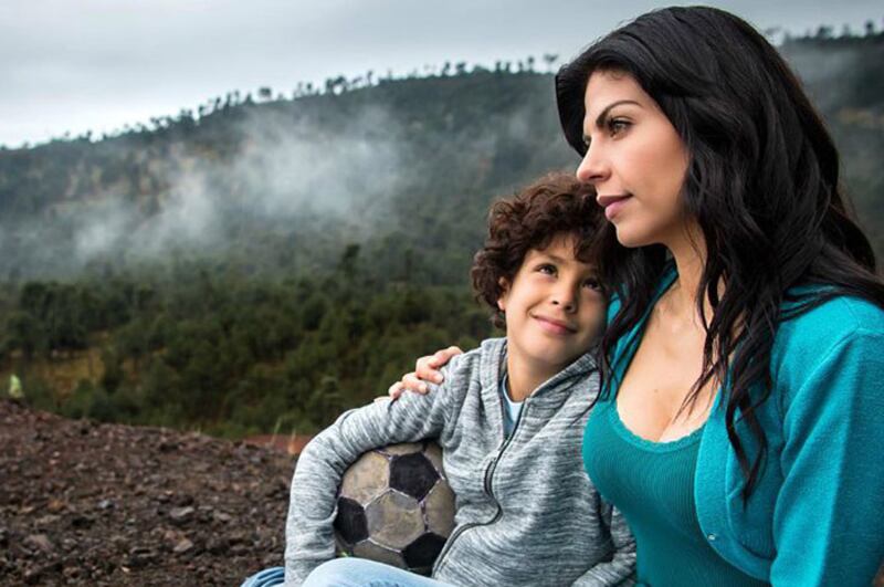 Madre e hijo abrazados