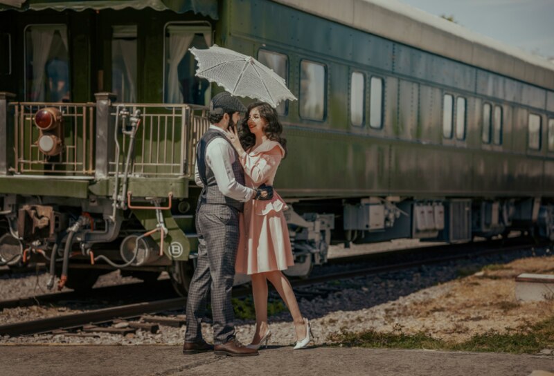 Pareja de enamorados en la estación del tren