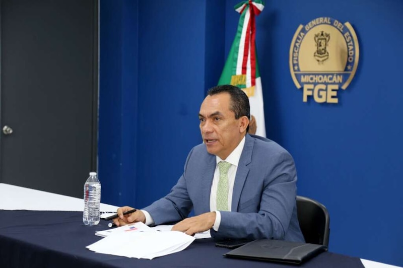 El Fiscal General de Michoacán, Adrián López Solís, informa sobre los avances en la investigación del caso de la desaparición de los 43 estudiantes de Ayotzinapa.