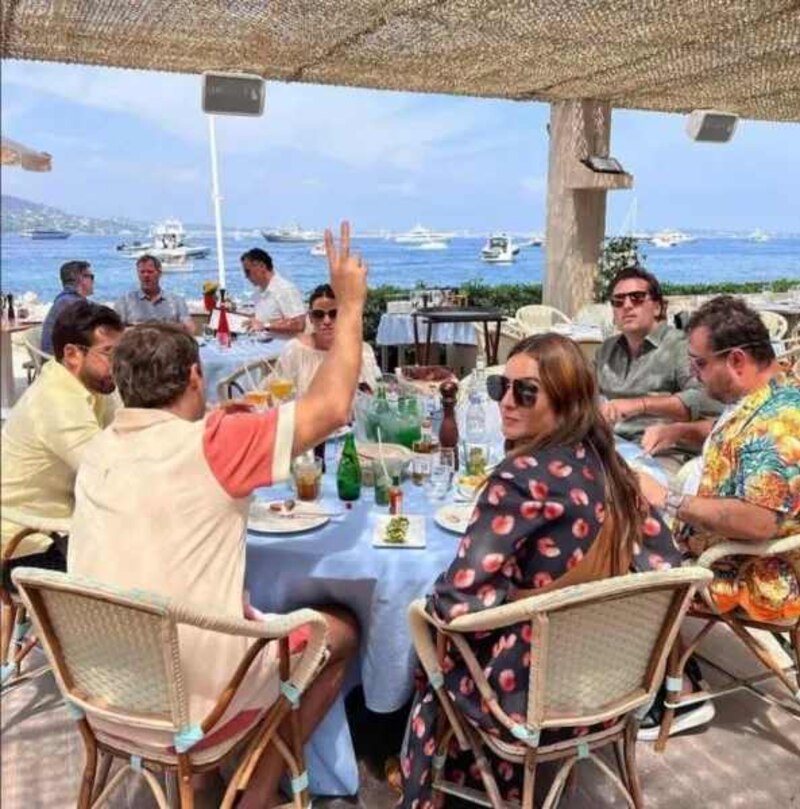 Una reunión de amigos en un restaurante con vistas al mar
