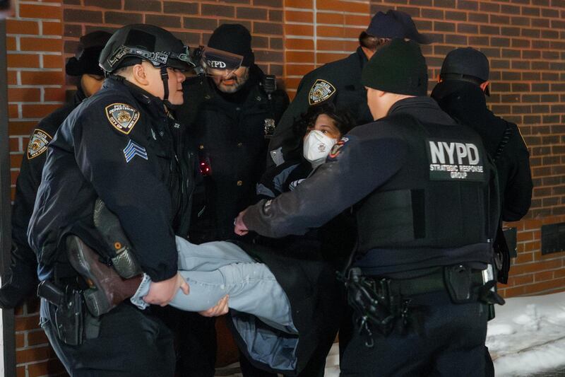 Protesta contra ICE Una manifestación pacífica en un hotel Hilton de Manhattan, señalado por alojar a agentes migratorios, terminó con casi 70 personas detenidas.