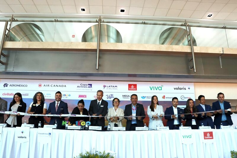 Foto de autoridades de turismo y representantes de aerolíneas durante evento de conectividad aérea en Jalisco