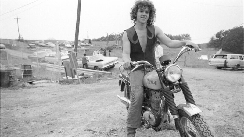 Joven en una motocicleta BSA