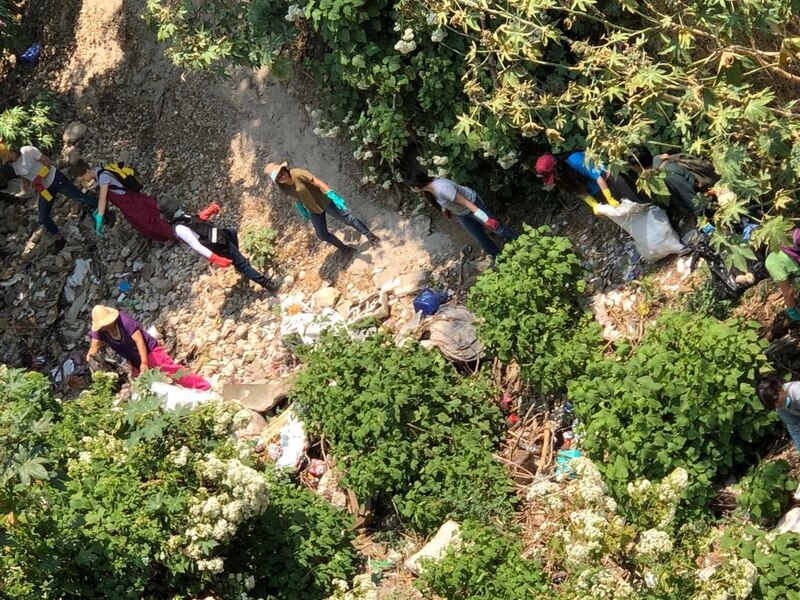 Voluntarios limpian un río contaminado