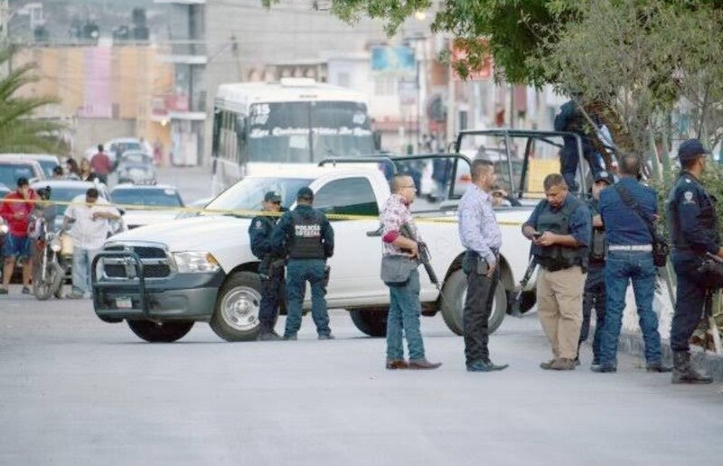 Policía investiga escena del crimen
