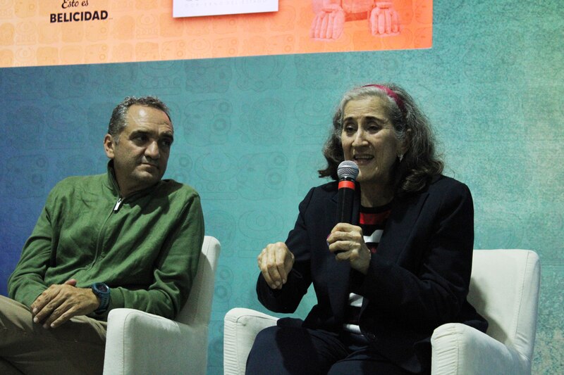 La escritora Elena Poniatowska en una conferencia sobre la felicidad.