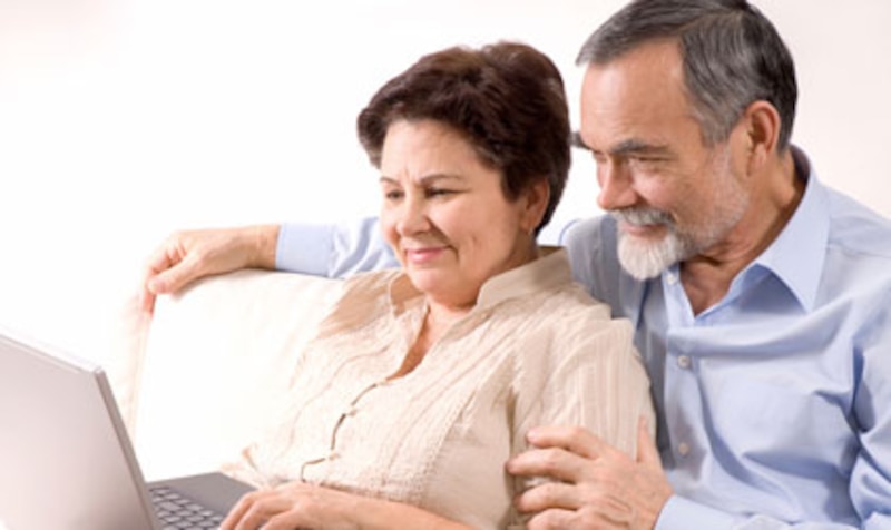 Pareja de ancianos usando una computadora portátil