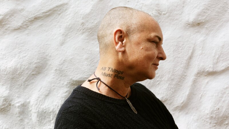 Mujer con un tatuaje en el cuello