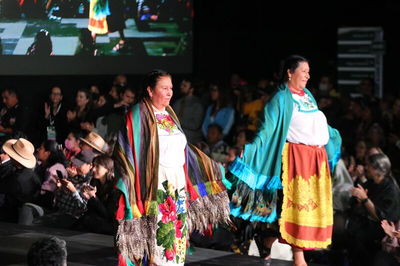 Mujeres indígenas en pasarela