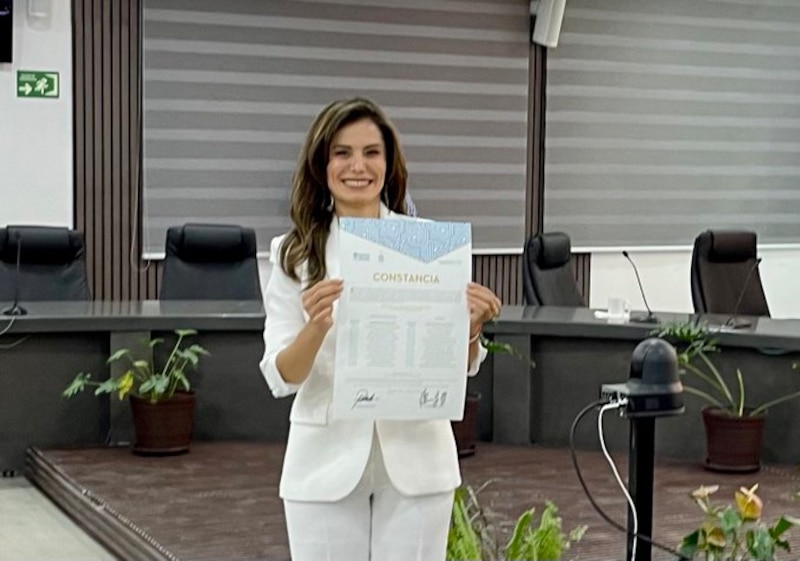 La presidenta municipal electa de Benito Juárez, Ana Patricia Peralta, recibe su constancia de mayoría