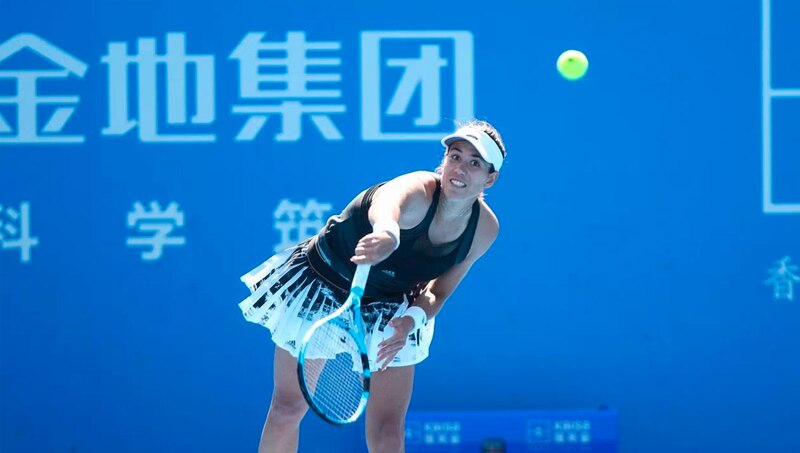 La tenista española Paula Badosa en acción durante un partido de tenis.