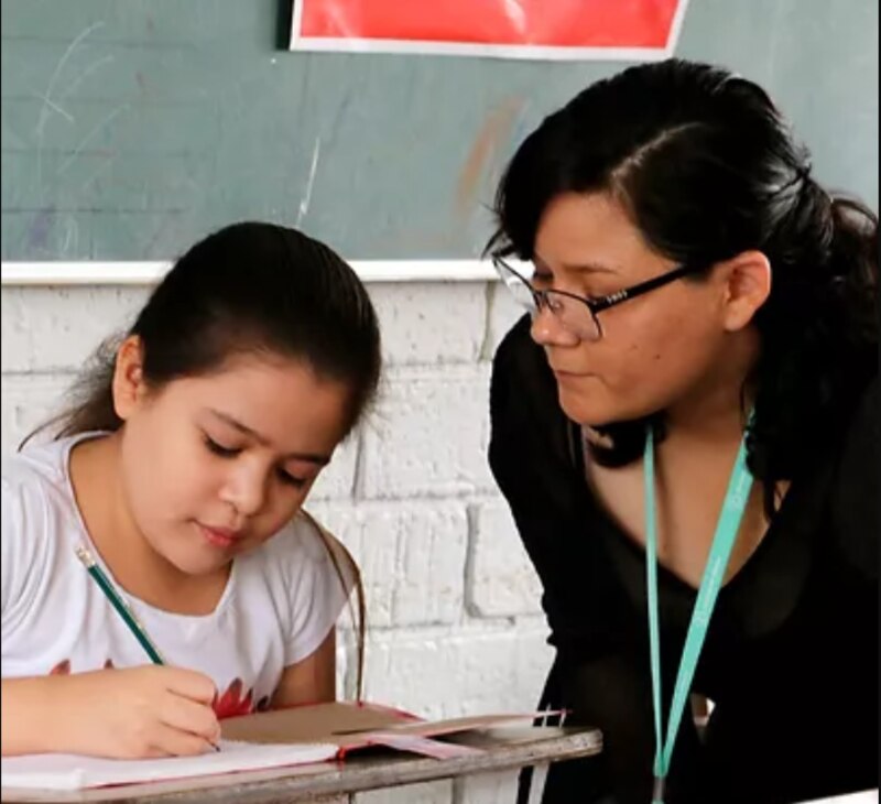 Profesora ayudando a alumna