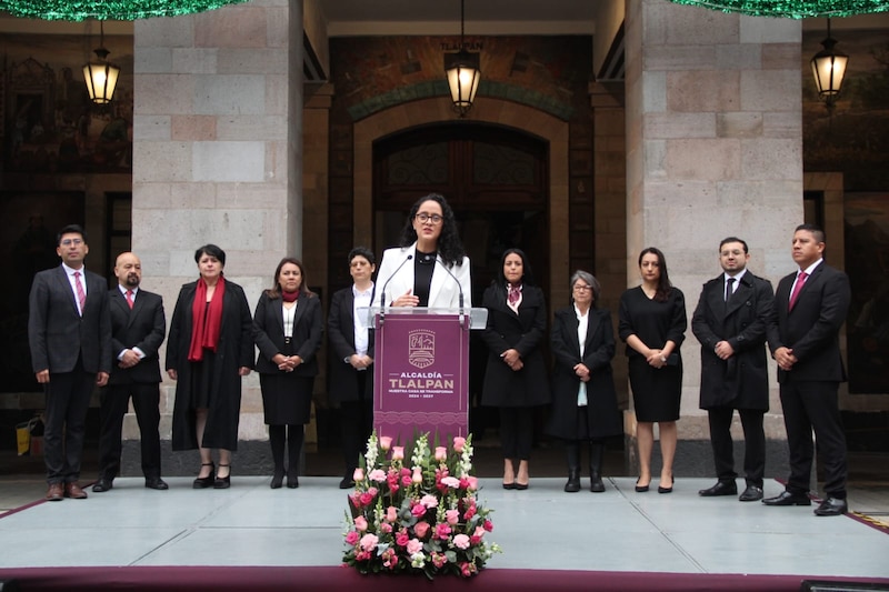 La alcaldesa de Tlalpan, Alfa González, encabeza la ceremonia por el Día Internacional de la Mujer.
