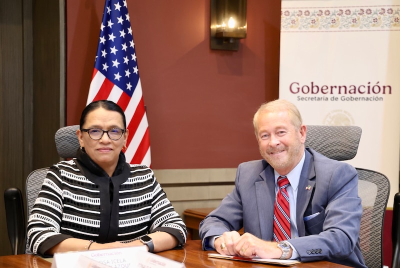 Rosa Icela Rodríguez y Ronald D. Johnson durante una reunión oficial en la Secretaría de Gobernación