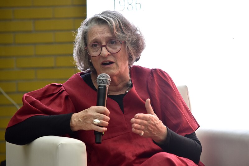 La escritora Margaret Atwood habla en un evento literario.