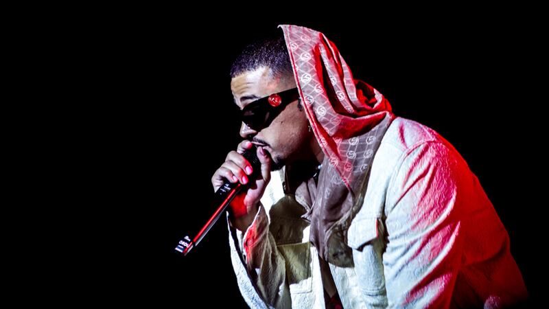 Ozuna, el artista puertorriqueño de música urbana, se presenta en concierto.