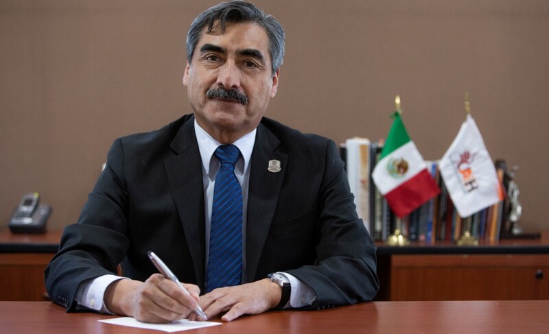 El gobernador de Nuevo León, Samuel García, firma un documento.