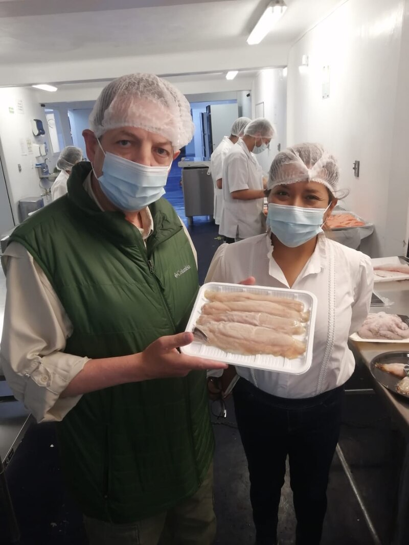 Dos personas en una cocina industrial