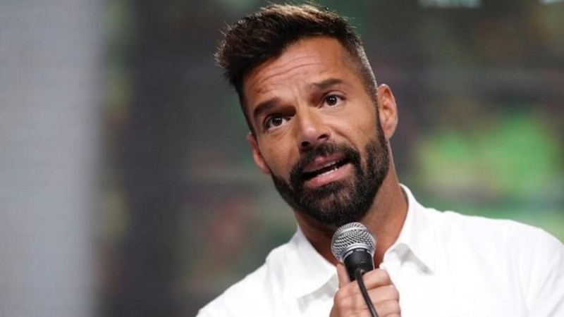 El cantante Ricky Martin habla en un micrófono